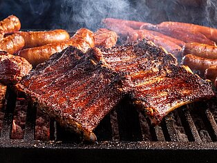 Dampfend heißes Fleisch auf dem Grill