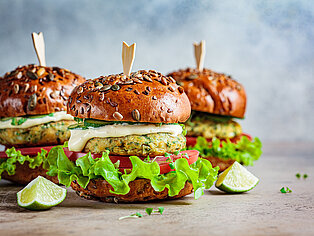 Leckere Hamburger mit Salat, Soßen und gewürzten Frikadellen