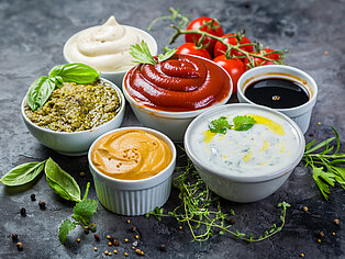 Verschiedene Soßen und Dips